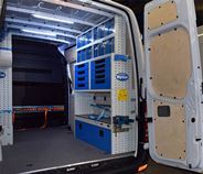 3_Sprinter equipado con sujeta maletines, porta abrazadera, cajones